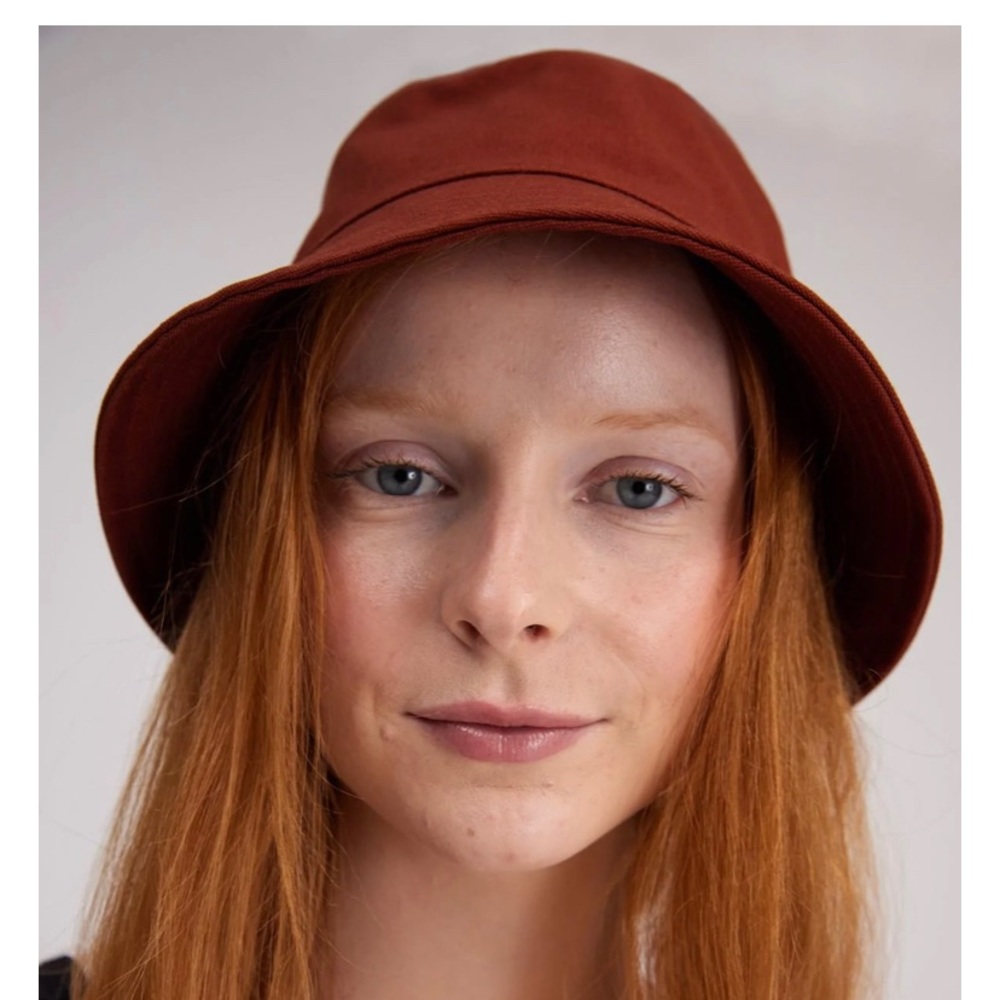Girlfriend Collective Bucket Hat in Size 2 Mahogany.